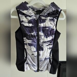 Zella Girl | Puffer Vest in black/white/purple, size M (8/10)